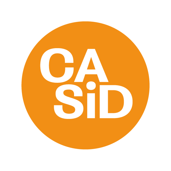 Logotyp Centrum Aktywności Studenckiej i Doktoranckiej Uniwersytetu Wrocławskiego. Logotyp składa się z pomarańczowego koła oraz wpisanego w nie akronimu "CASiD"