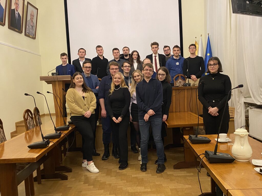 studenci i studentki w sali sesyjnej